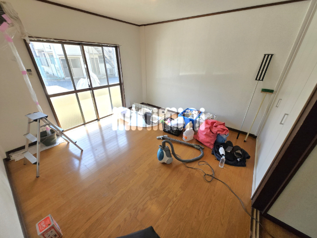 居室・リビング　※クリーニング中の写真です。