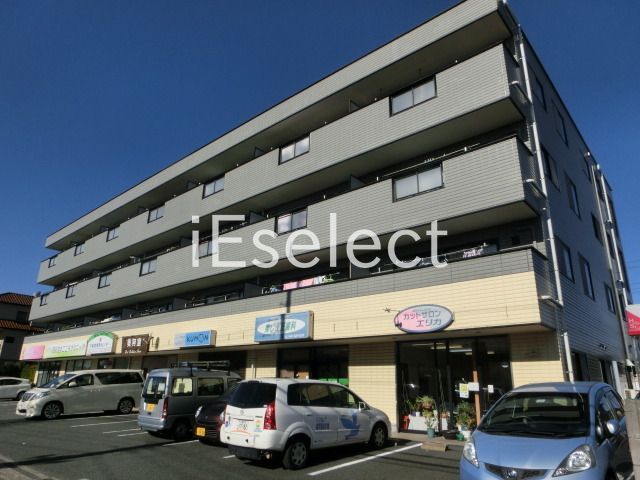 建物外観　１階にはテナントがあるマンションです。