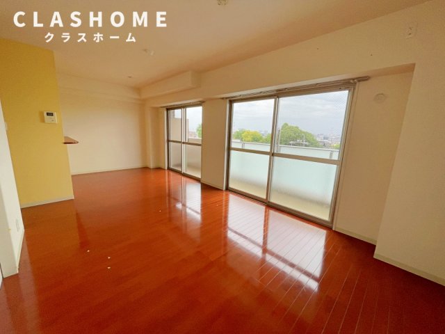 居室・リビング　同物件の別部屋になります。