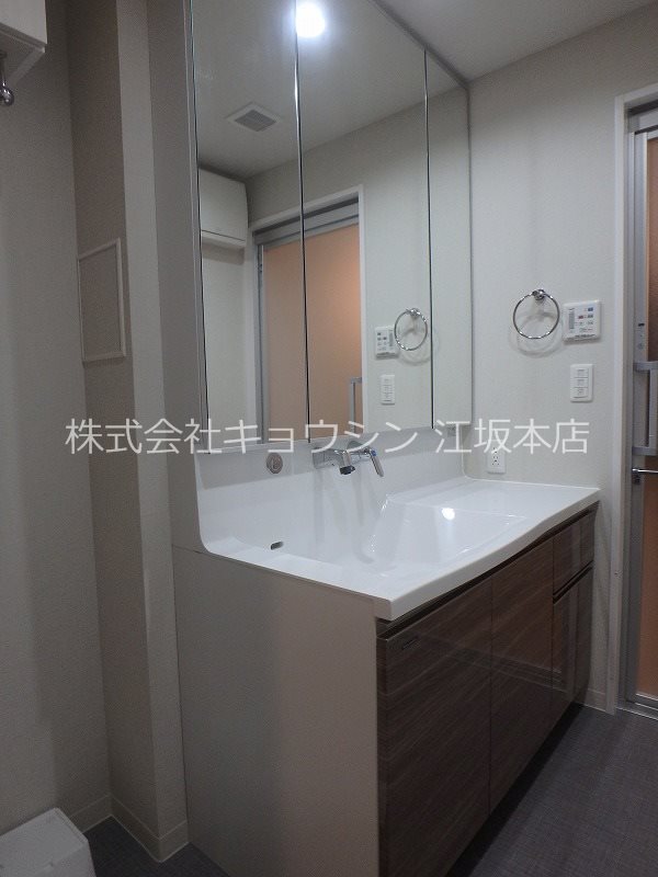 洗面設備　反転写真