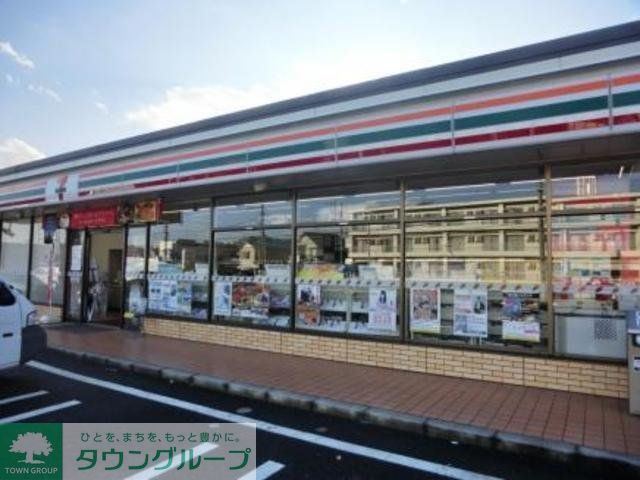 コンビニ　セブンイレブン（コンビニ）まで305m