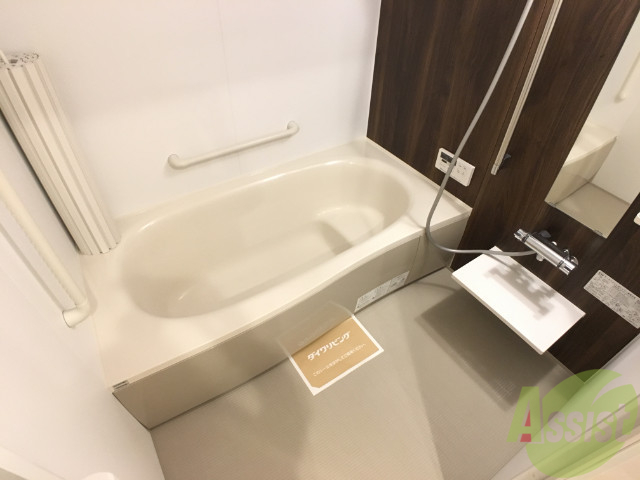 バス・シャワールーム　こちらはお風呂。一日の疲れをここで癒してください。