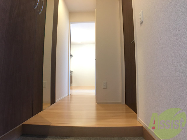 玄関　玄関からの様子です。左はで右側は浴室になっています。