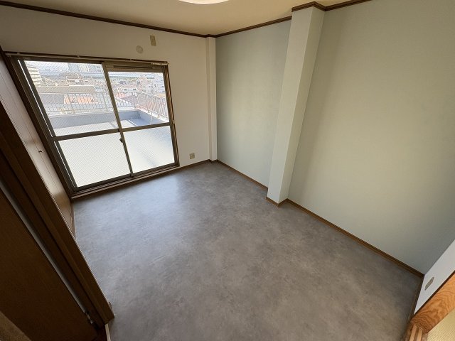 その他部屋・スペース　落ち着いた色調の寝室です