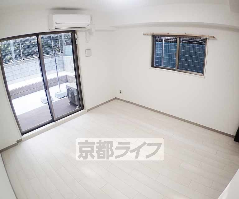 居室・リビング　白を基調にした綺麗なお部屋です。