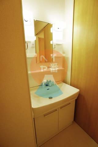 洗面設備　独立洗面台、朝の身支度には欠かせません