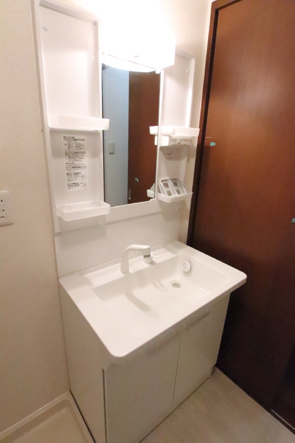 洗面設備　朝の身支度に便利な洗面台です