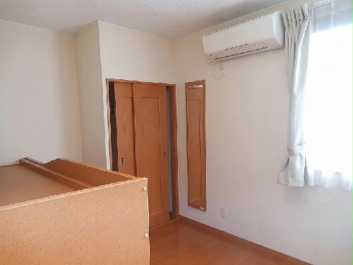 居室・リビング　床は１階はフローリング、２階は絨毯敷きとなります。