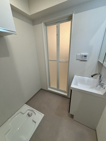 洗面設備　ゆったりとスペースのある洗面所