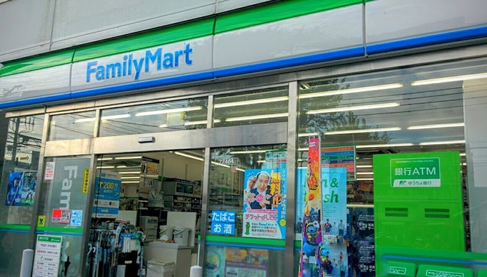 コンビニ　ファミリーマート横浜中山町店（コンビニ）まで403m