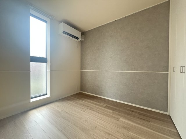 その他部屋・スペース　落ち着いた色調の寝室です