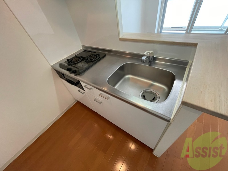 キッチン　シンプルなキッチンです。一人暮らしにはちょうどいいサイズ。