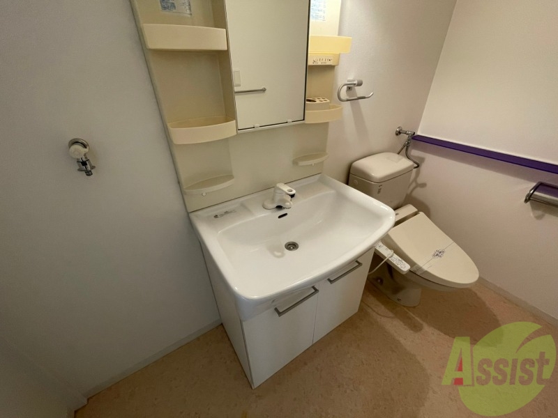 洗面設備　洗面台。朝の身支度はここでばっちり決めましょう。