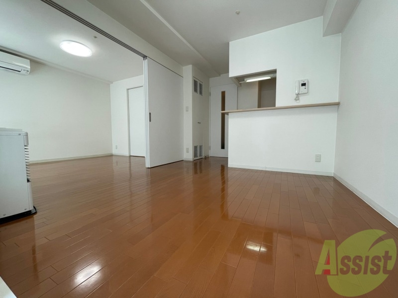 居室・リビング　８．４帖のＬＤＫ。引き戸を開けると解放感があります。