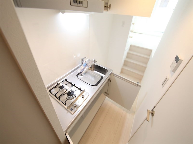 キッチン　システムキッチン（ガス2口コンロ付）収納スペース充実