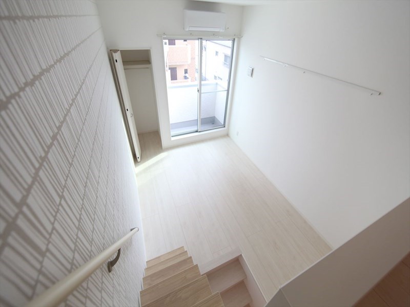 バルコニー　洋室6.2帖　エアコン付　収納充実　バルコニーに面しています