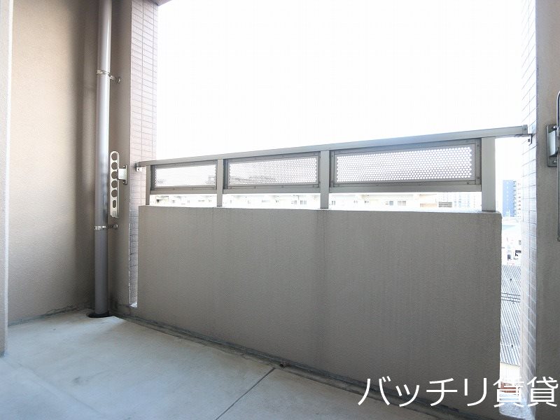 バルコニー　別号室タイプの為、現状を優先致します。