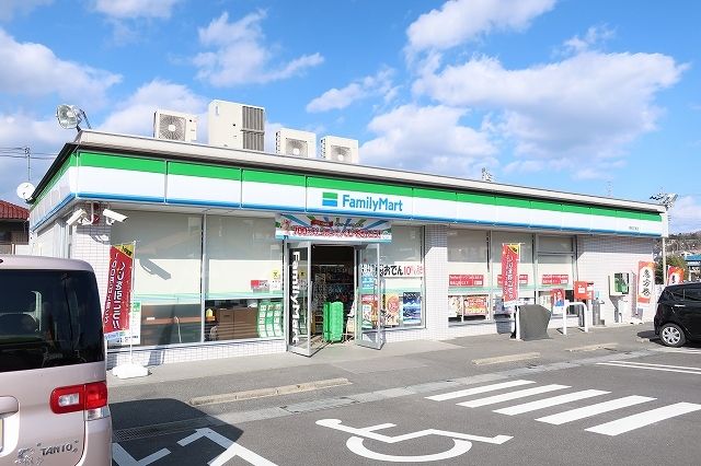 コンビニ　ファミリーマート（コンビニ）まで1100m