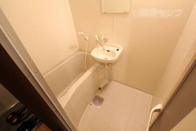 バス・シャワールーム　清潔感溢れるお風呂ですね