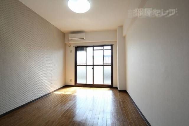 居室・リビング　アクセントクロスでオシャレ部屋になりました