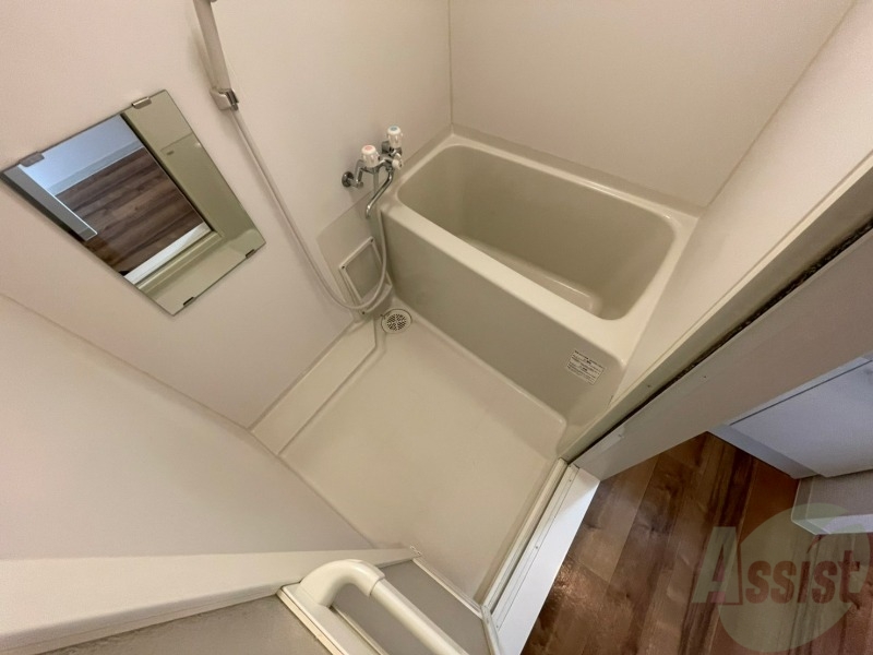 バス・シャワールーム　バスルームは狭すぎず、シャワーも浴びやすそうです。