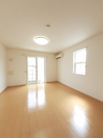 居室・リビング　落ち着いた色調の洋室です