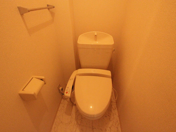 トイレ　温水シャワー付きトイレです