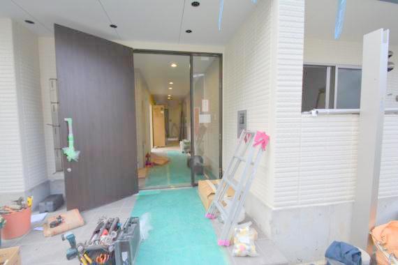 エントランス　オシャレなエントランスは安心のオートロック付きです。