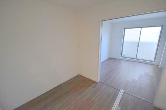 居室・リビング　シンプルなデザインのリビングは家具が置きやすいです。