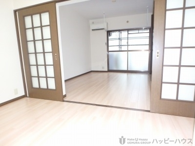 居室・リビング　入居中のため他部屋参考写真です