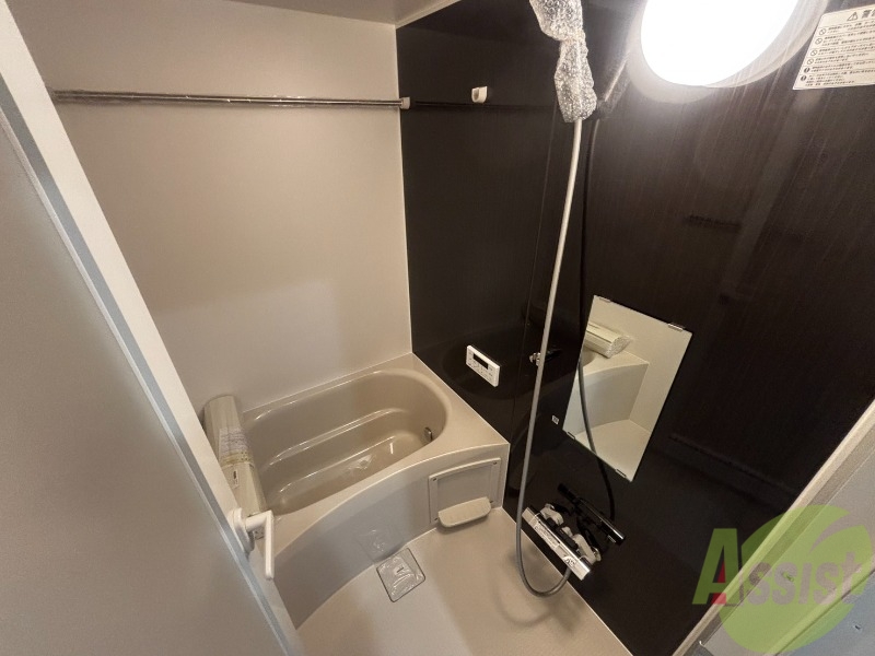 バス・シャワールーム　浴室は広めなのでゆったり落ち着けそうですね。