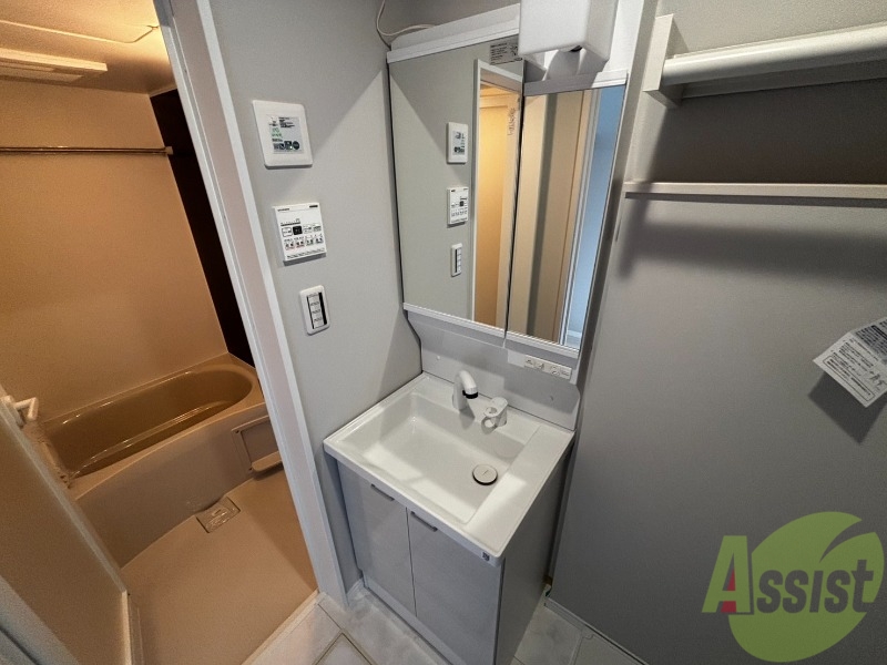 洗面設備　洗面所は独立しており、シャワー付きです。