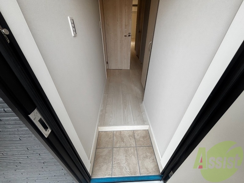 玄関　玄関から撮影しました。明るい印象ですね。