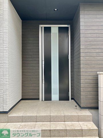 下間久里戸建の玄関写真