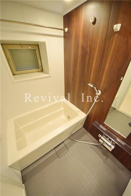 バス・シャワールーム　追い焚き・浴室乾燥完備でございます