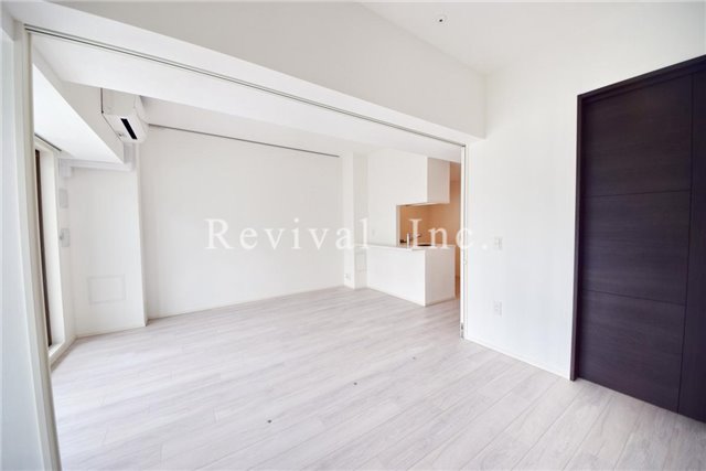 その他部屋・スペース　明るい光の入るベッドルームでございます