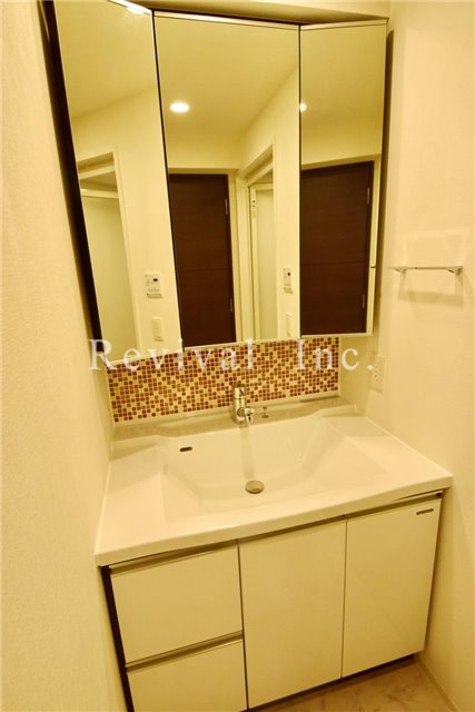 洗面設備　毎日の身だしなみチェックに必須ですね