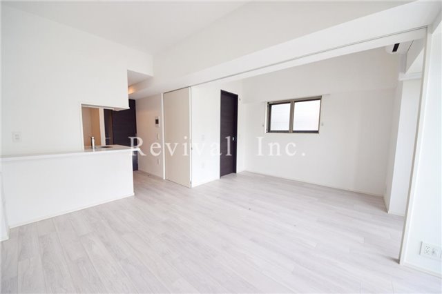 居室・リビング　開放感あるリビングでございます