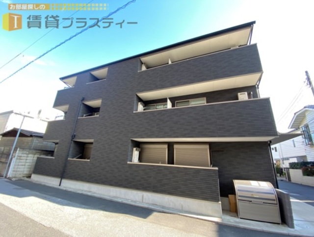 建物外観　南八幡に建つ黒いトーンのお洒落物件。駅近で便利です