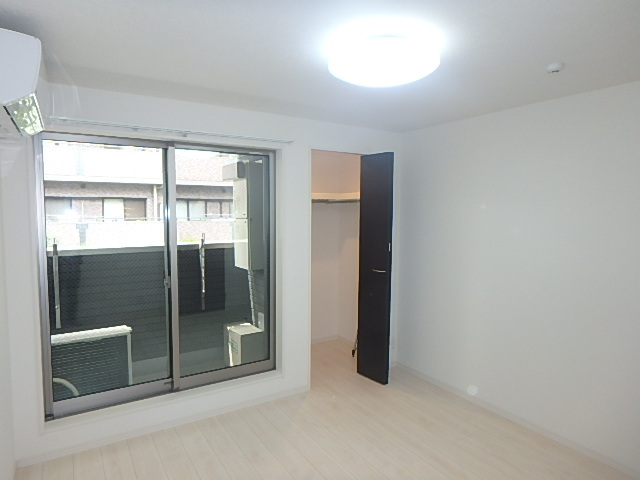 居室・リビング　清潔感のある新築のお部屋で新生活をスタート