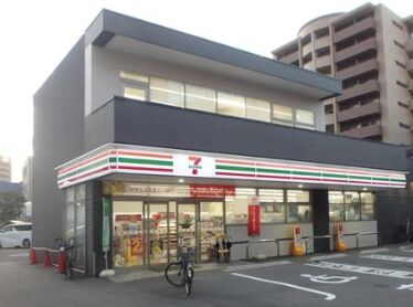 コンビニ　セブンイレブン大阪中津南店（コンビニ）まで372m