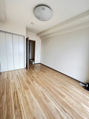 その他部屋・スペース　開放的な寝室です