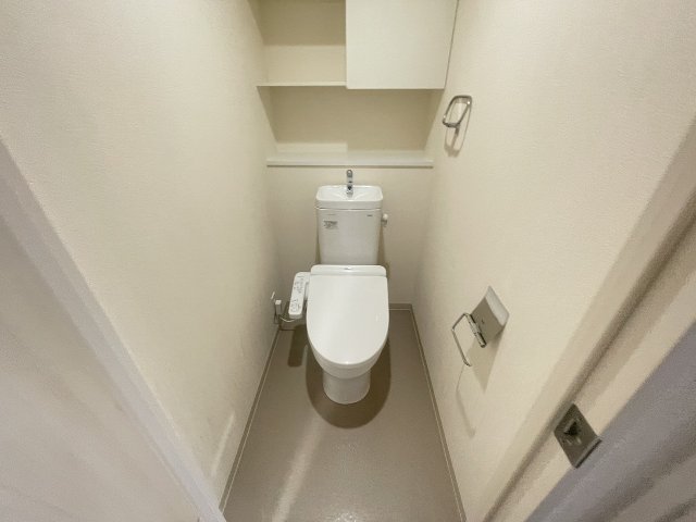 トイレ　落ち着いた色調のトイレです