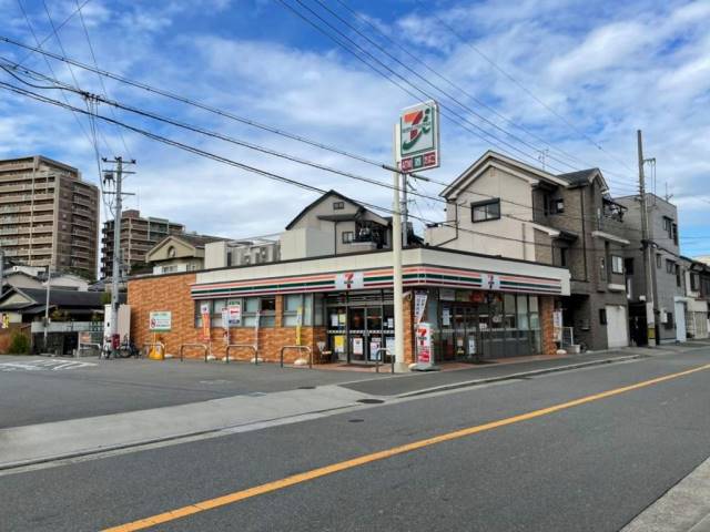 コンビニ　セブンイレブン（コンビニ）まで896m