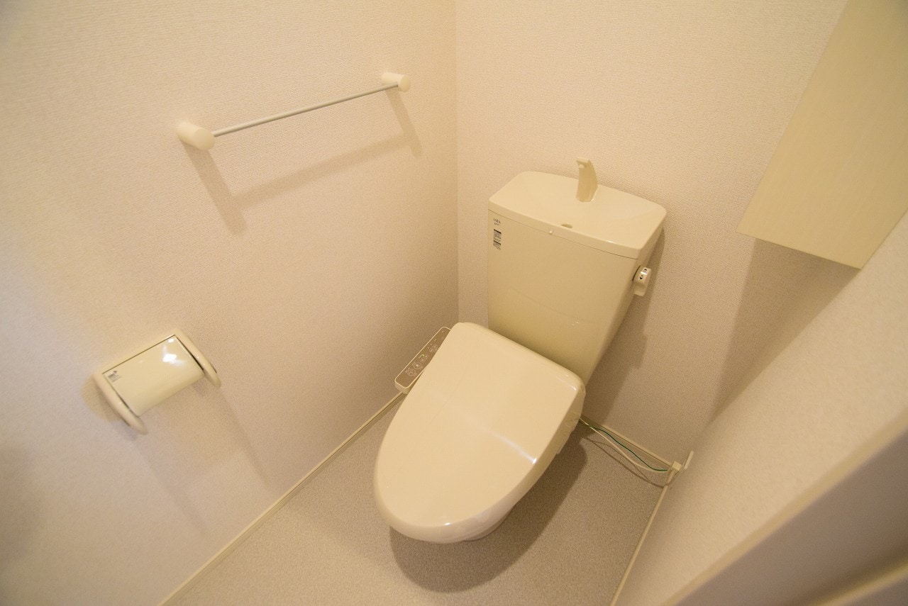 トイレ　温水洗浄便座付きのトイレです♪