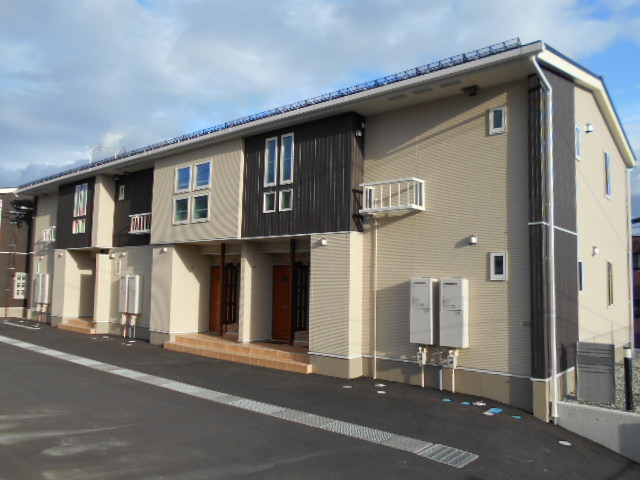 建物外観　建物玄関側（北面）を北西方向より撮影