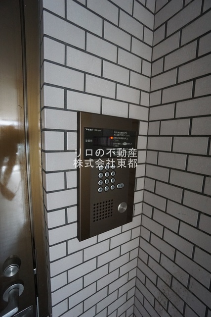 セキュリティ　不審者やセールスなどの侵入を防ぐことができるオートロック付！