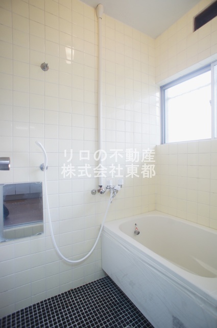バス・シャワールーム　浴室には窓があり明るい空間！湿気対策に換気窓は大切ですね☆