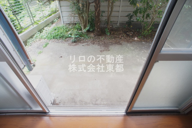 バルコニー　テラスがあるので洗濯物を太陽の下で干すことができます♪
