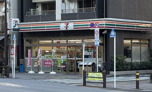コンビニ　セブンイレブン中央区新川2丁目店（コンビニ）まで219m